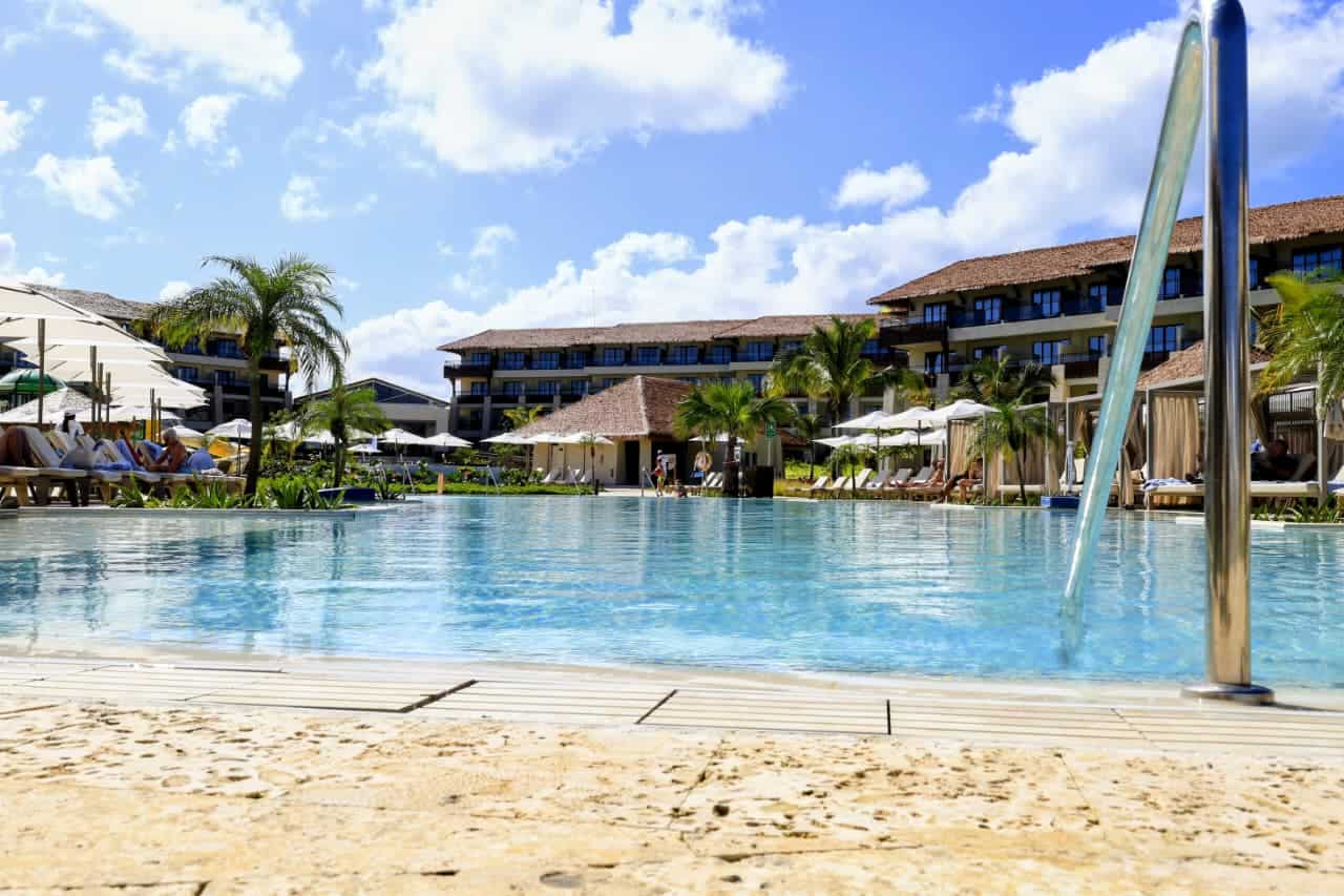 Vista de la piscina principal del nuevo hotel en Miches.
