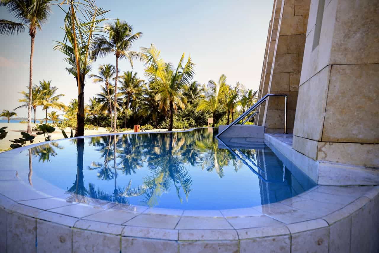 Nuevo hotel en Miches, un espacio que combina lujo, diseño moderno y un entorno natural privilegiado frente al mar.