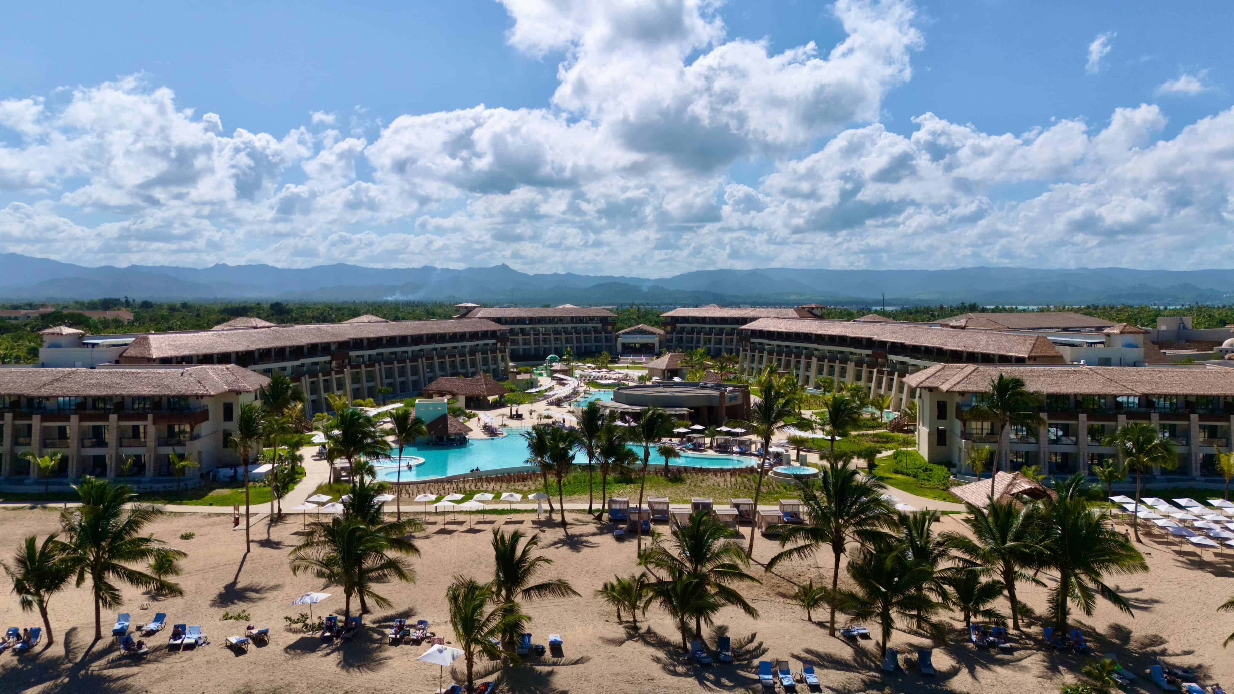 Vista de los nuevos hoteles, Secrets Playa Esmeralda y Dreams Playa Esmeralda, en Miches.