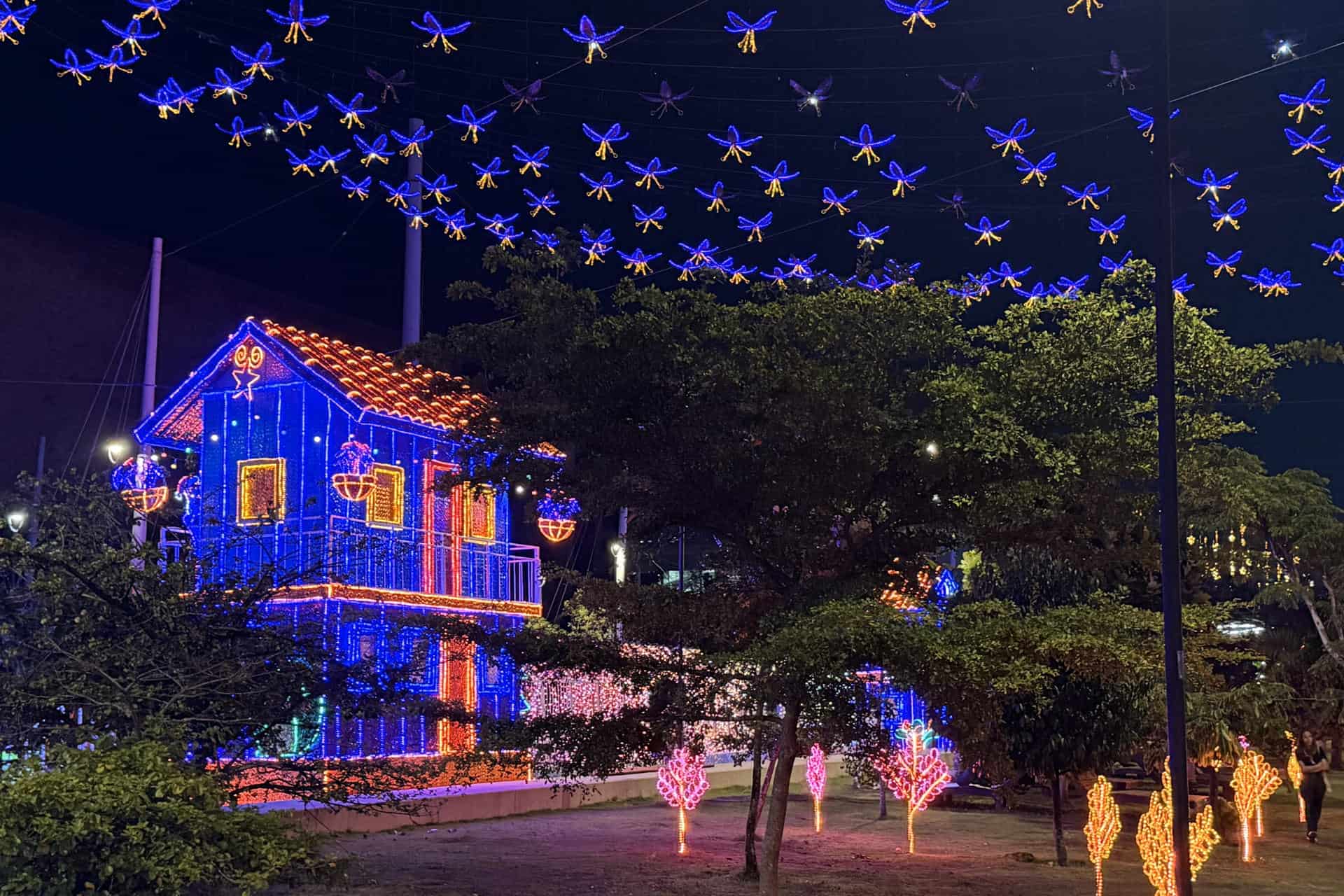 Fotografía del 28 de noviembre de 2025, cedida por la Secretaría de Turismo y Entretenimiento de Medellín y Medellín.travel, que muestra el alumbrado navideño de la ciudad, un despliegue de más de ocho millones de luces que rinde homenaje a la historia, los personajes y las tradiciones de la capital antioqueña.<br>