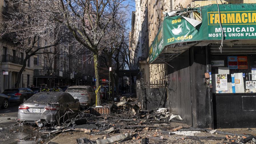 Al menos seis heridos leves tras aparatoso incendio en edificio de viviendas de Nueva York Al menos seis heridos leves tras aparatoso incendio en edificio de viviendas de Nueva York