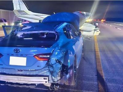 Avioneta se estrella sobre Toyota en autopista de Florida