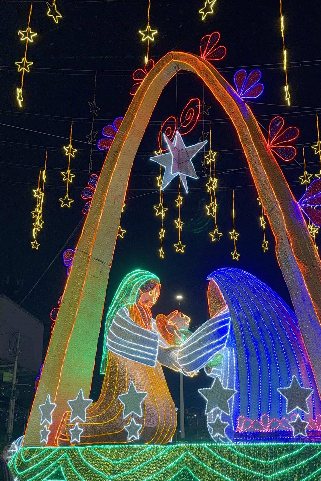 Esculturas tejidas y miles de bombillas crean ambientes mágicos que atraen a familias y turistas en los distintos puntos del alumbrado.