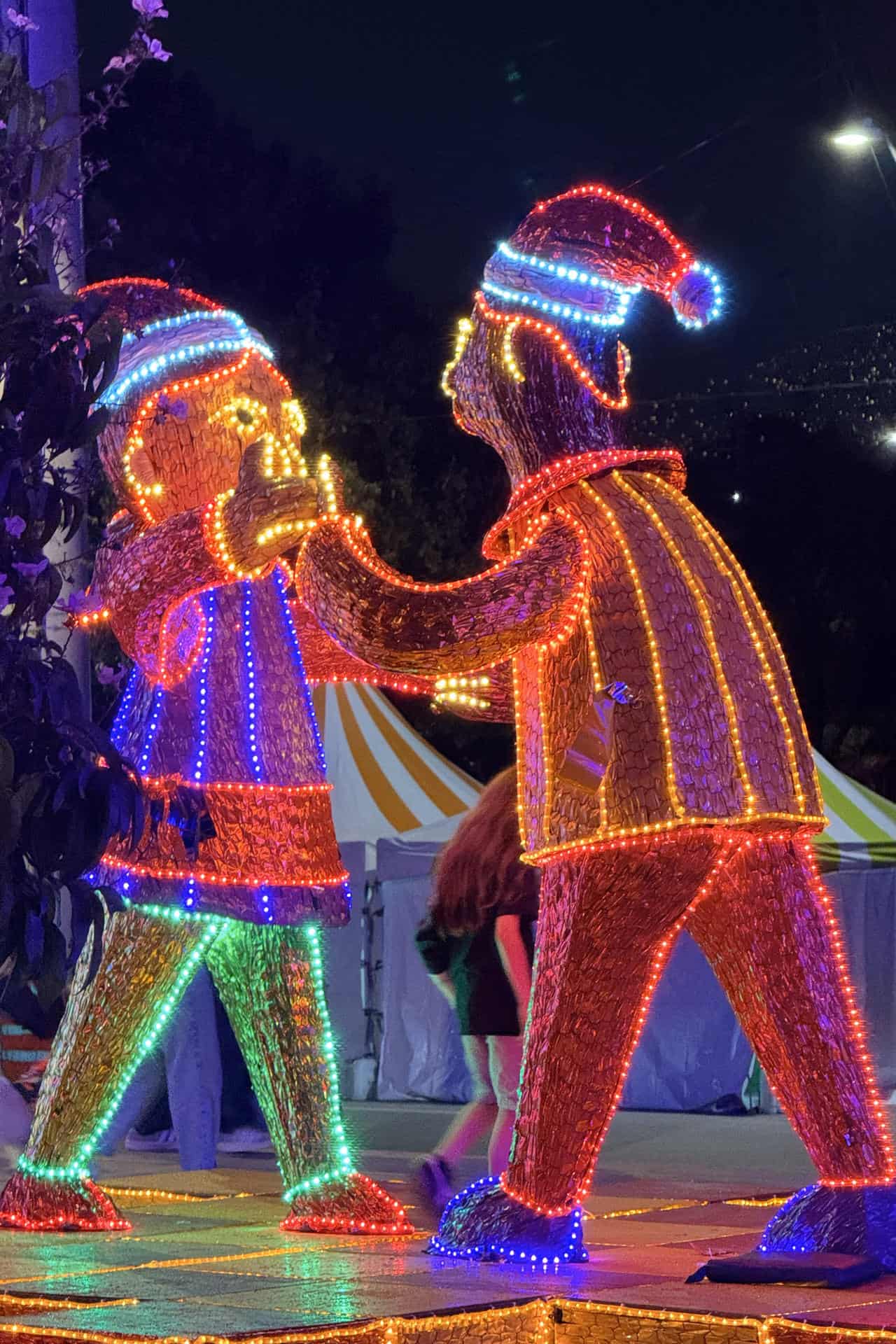 La Navidad cobró vida en Medellín con un alumbrado de más de ocho millones de bombillas encendidas en esta ocasión como homenaje a su historia a partir de personajes, símbolos y tradiciones de esta ciudad, capital del departamento colombiano.