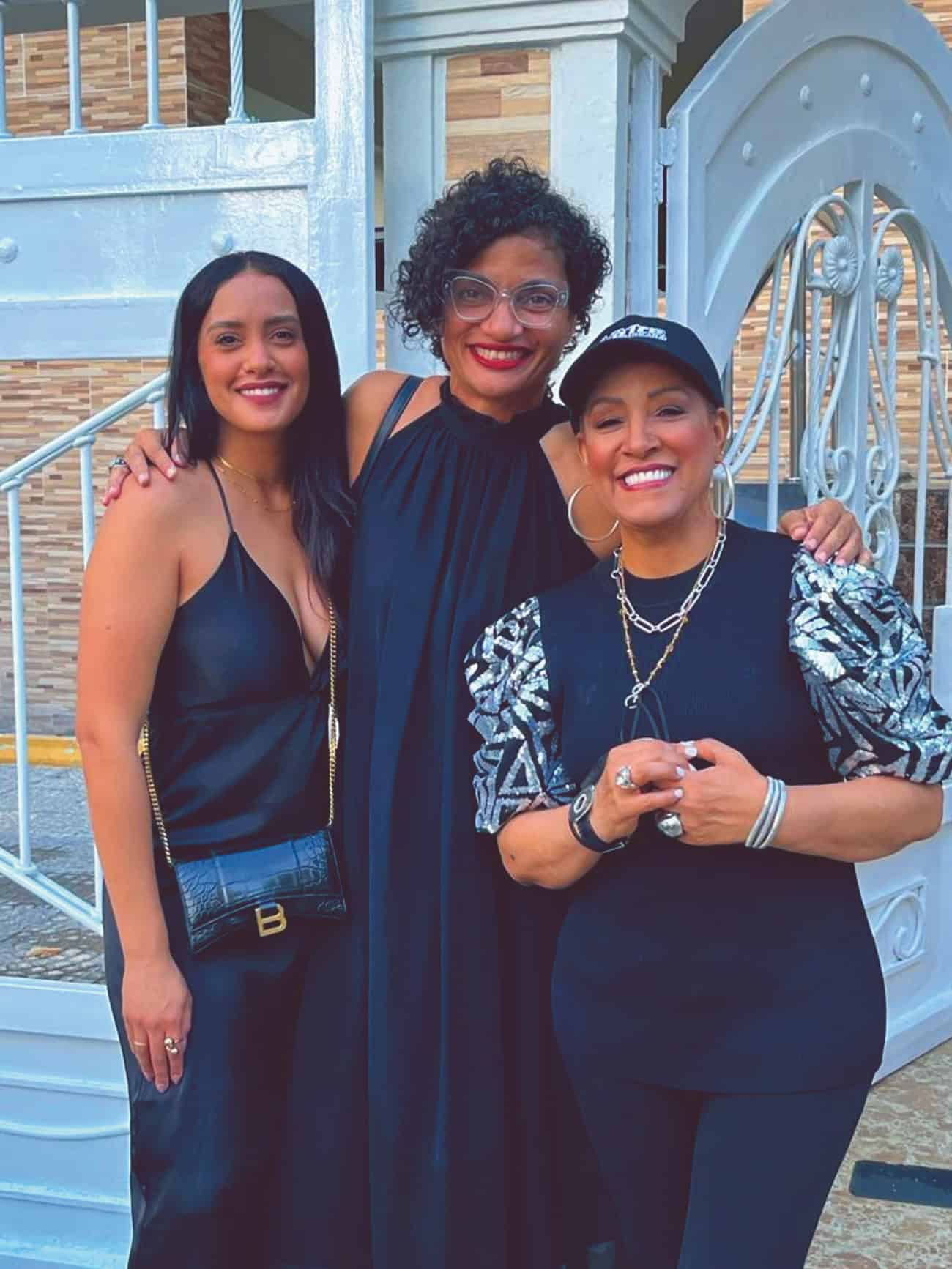 Imagen de la actriz Sandy Hernández (Milly), la cineasta Leticia Tonos y la merenguera Milly Quezada.<br>