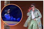 Bad Bunny se resbala en “La Casita” durante su primer concierto en México Bad Bunny se resbala en “La Casita” durante su primer concierto en México
