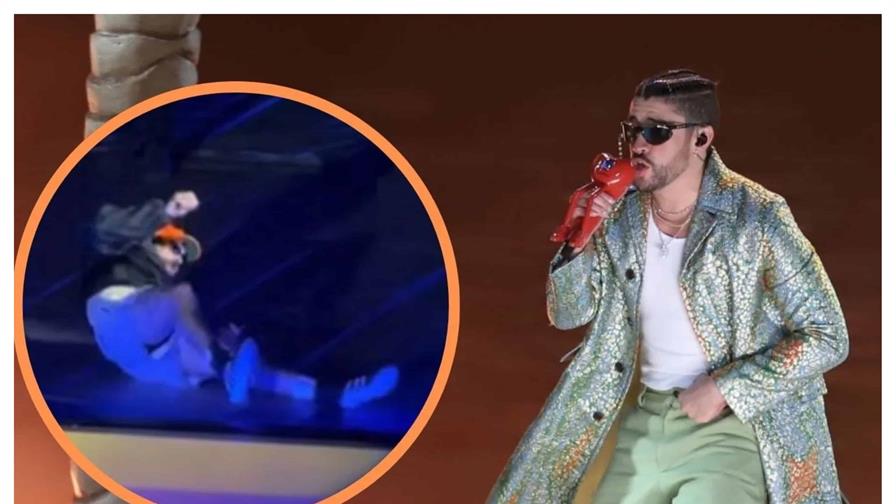 Bad Bunny se resbala en "La Casita" durante su primer concierto en México Bad Bunny se resbala en "La Casita" durante su primer concierto en México