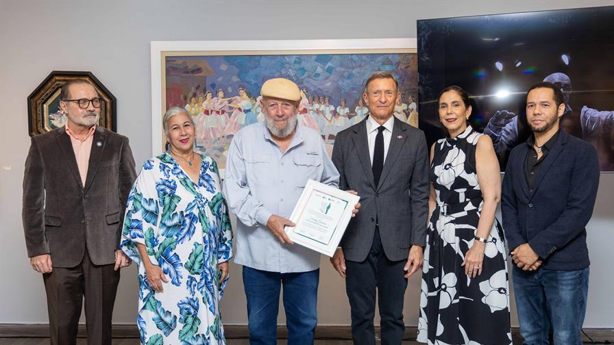 Freddy Ginebra recibe reconocimiento por su aporte a las artes escénicas iberoamericanas