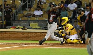 Video | Los Toros exhiben músculos en Santiago y apalean a las Águilas