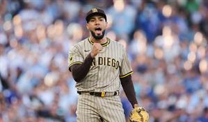El venezolano Robert Suárez firma por tres temporadas con los Bravos