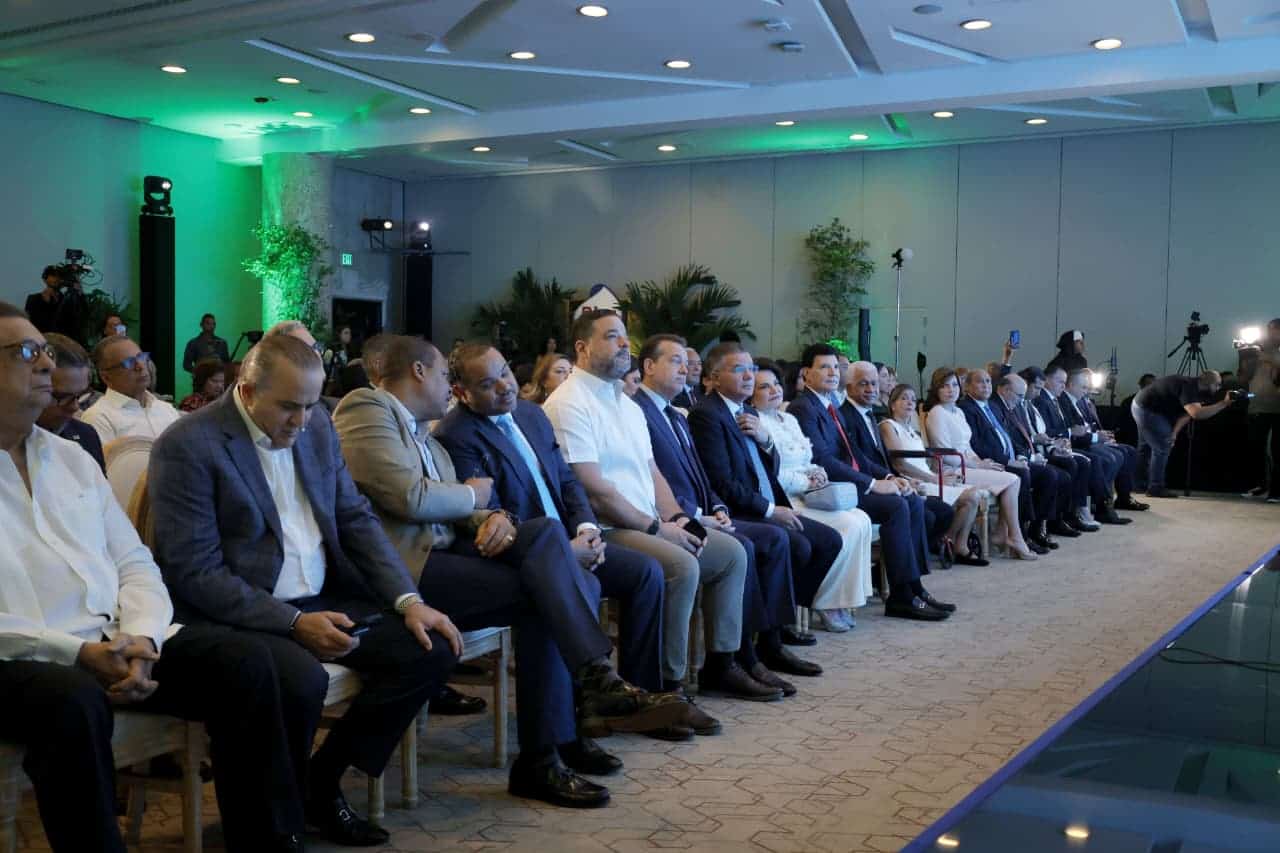 Autoridades durante la premiación.