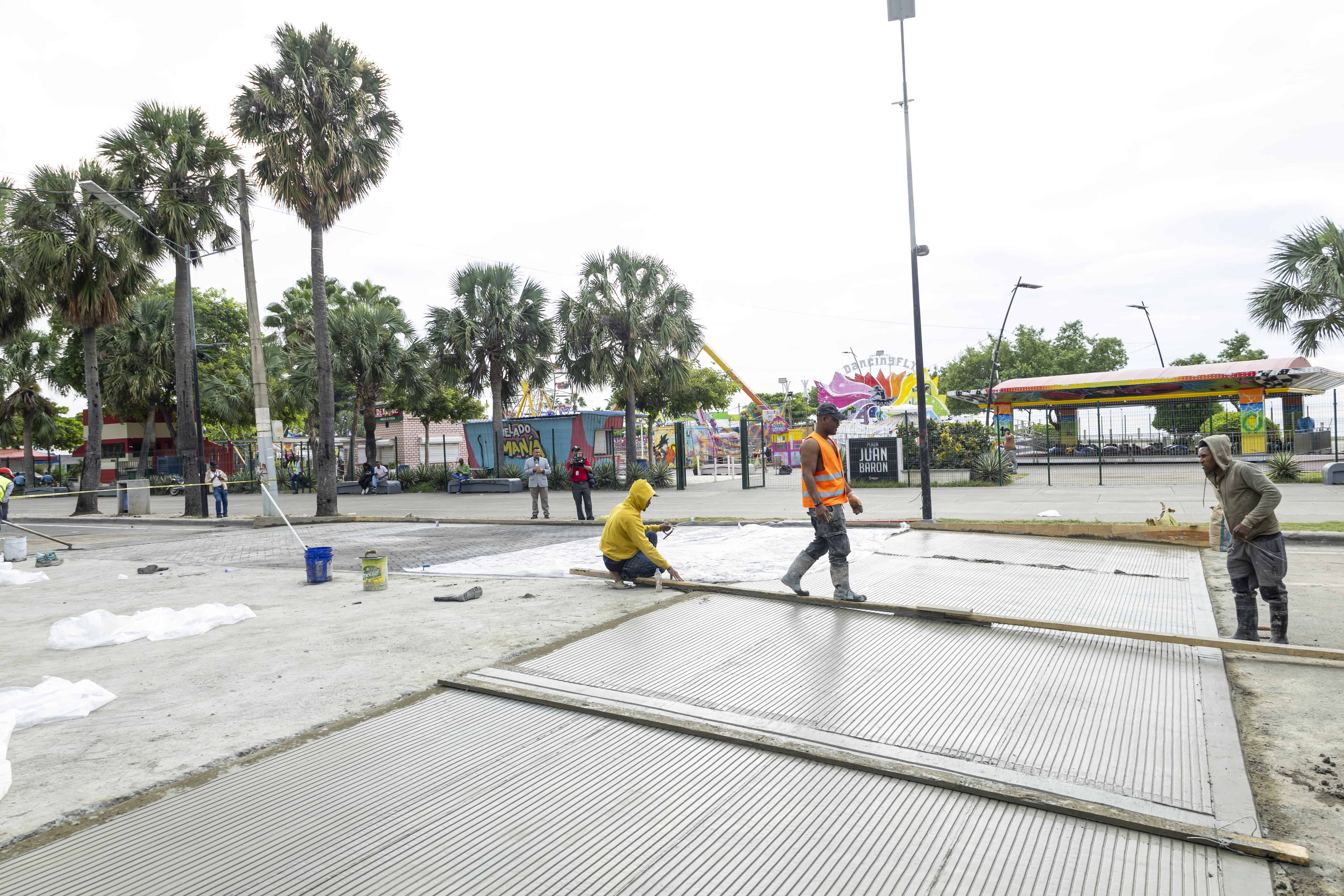Trabajaodores dan los toques finales a la modificación de las rampas.