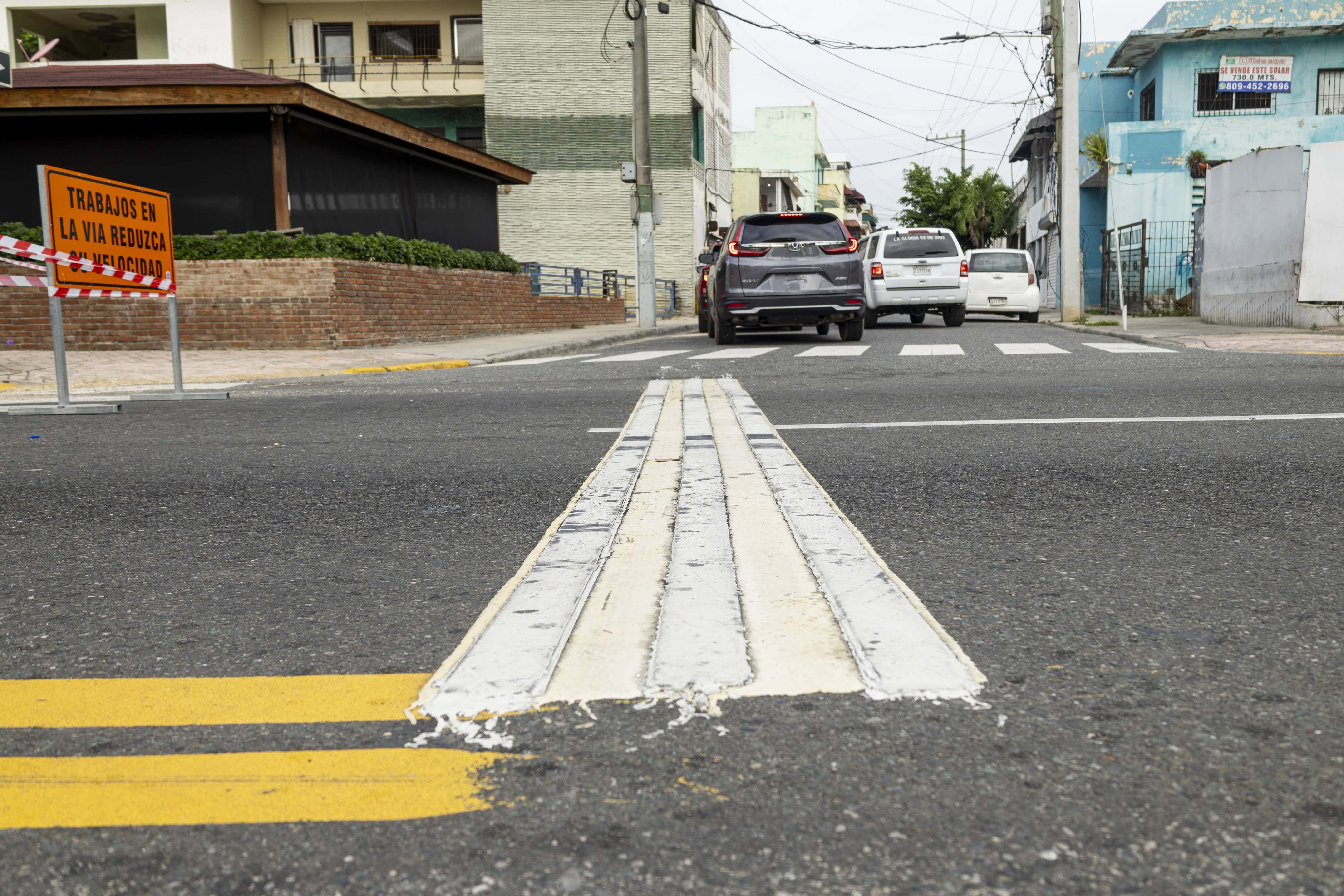 Bandas sonoras o vibradoras que sirven para alertar a los condufores a bajar la velocidad de los vehículos.