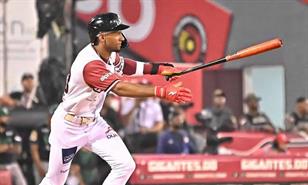 Johan Rojas se siente honrado de vestir la chaqueta del Clásico Mundial de Béisbol