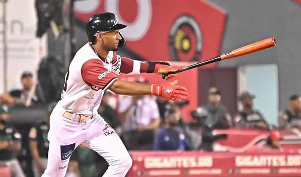 Johan Rojas se siente honrado de vestir la chaqueta del Clásico Mundial de Béisbol