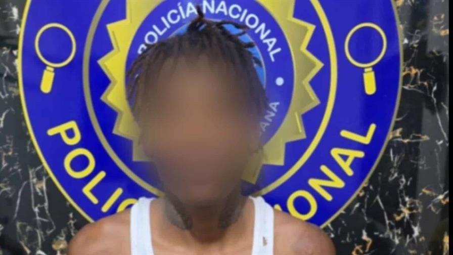 Apresan a dos j&oacute;venes acusados de despojar a una mujer de su celular en Santiago