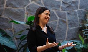 La actriz America Ferrera llama a humanizar la migraci&oacute;n en visita a albergue en M&eacute;xico