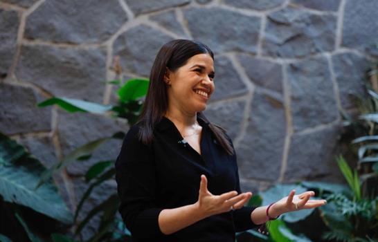 La actriz America Ferrera llama a humanizar la migraci&oacute;n en visita a albergue en M&eacute;xico