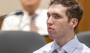 Acusado de asesinar a Charlie Kirk se presenta en persona por primera vez en corte