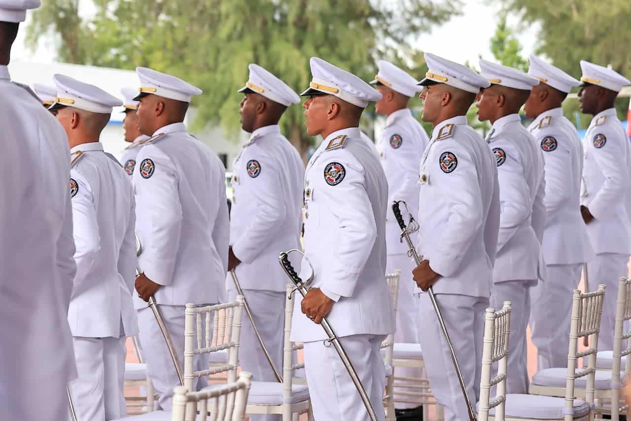 Cadetes de la XXIV Promoción durante el desfile de honor en la ceremonia de graduación.