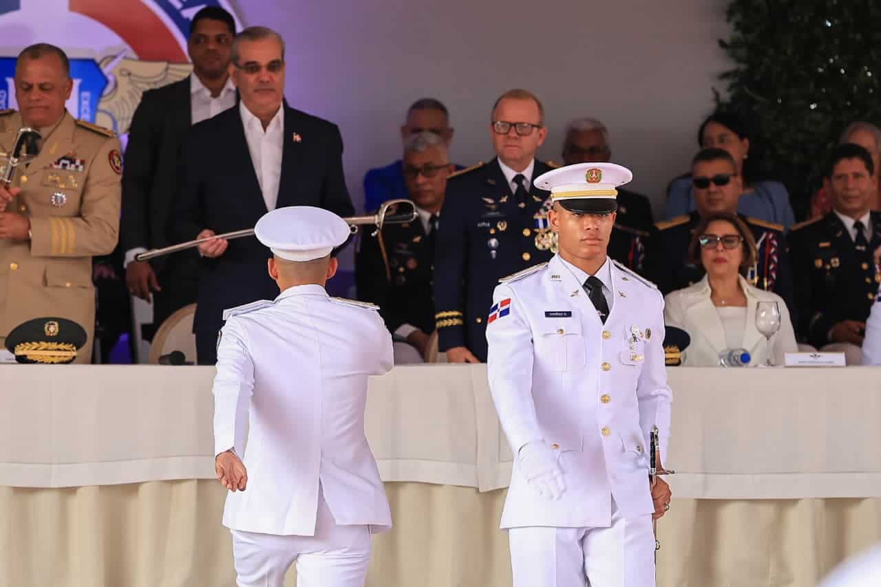 El presidente Luis Abinader realiza la entrega oficial de los sables de mando a los nuevos oficiales de la Fuerza Aérea.