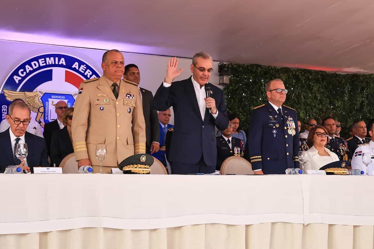 El presidente de la República toma el juramento de honor a los nuevos oficiales antes de entregarles los sables de mando.