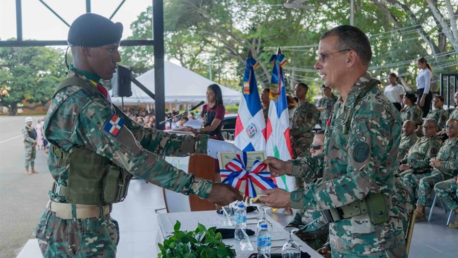 Ej&eacute;rcito grad&uacute;a 575 nuevos soldados de las promociones de conscriptos 2025