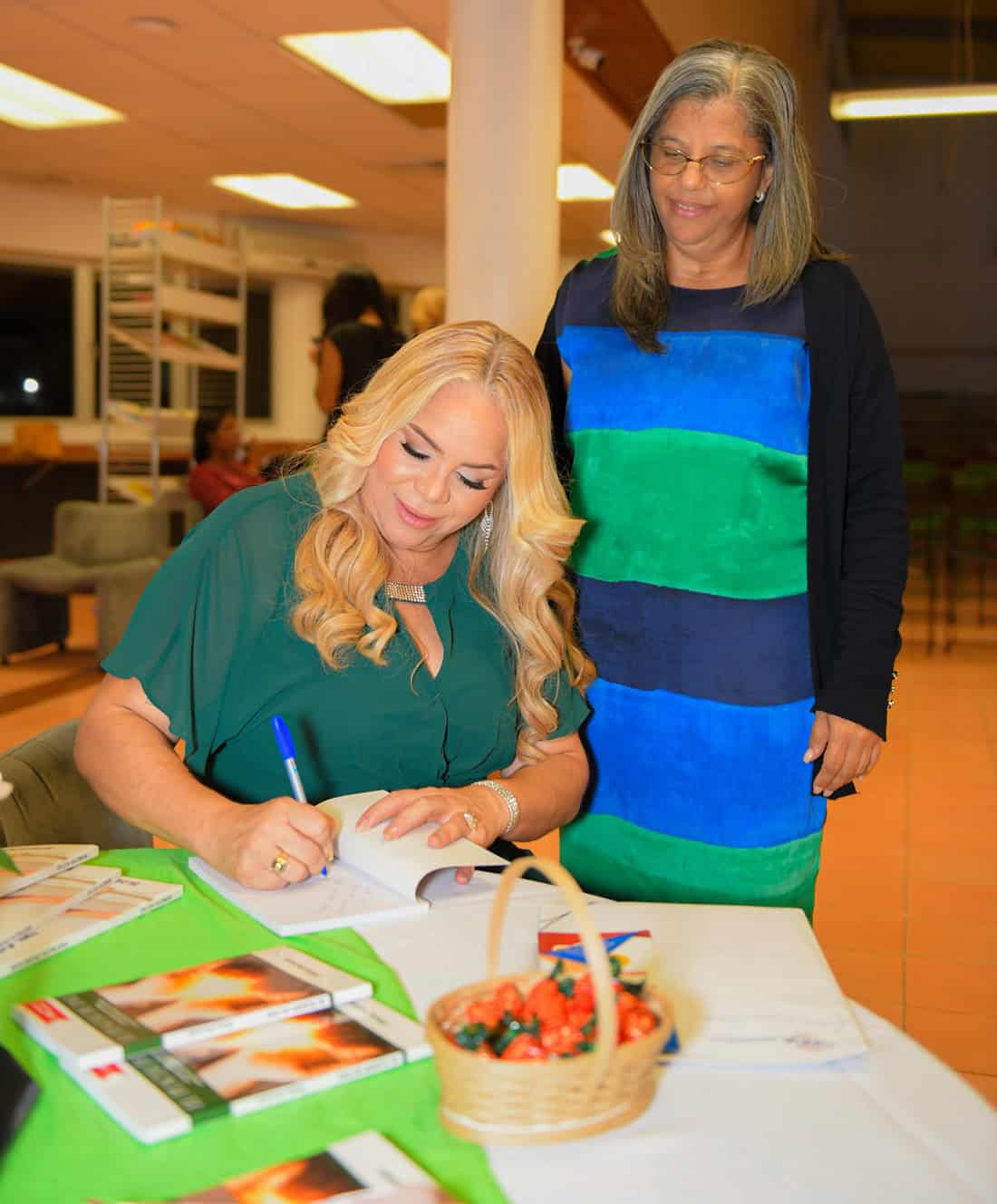 Dilcia Guzmán firma un libro de Lissette Hernández.