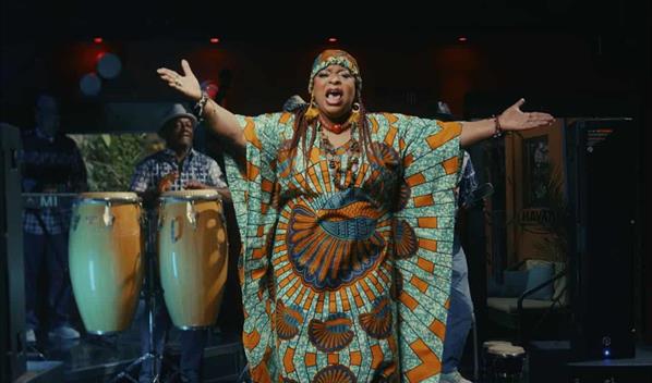 Leslie Rous rinde homenaje a Celia Cruz