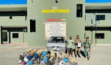 Miembros del Ejército detienen en Montecristi a un minibús con cargamento ilegal de carbón vegetal