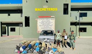 Miembros del Ej&eacute;rcito detienen en Montecristi a un minib&uacute;s con cargamento ilegal de carb&oacute;n vegetal