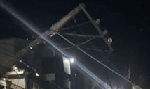 Edesur trabaja en la reposición de postes eléctricos derribados en Villa Altagracia