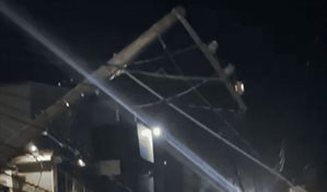 Edesur trabaja en la reposición de postes eléctricos derribados en Villa Altagracia