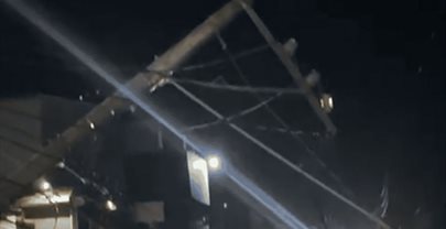 Edesur trabaja en la reposición de postes eléctricos derribados en Villa Altagracia