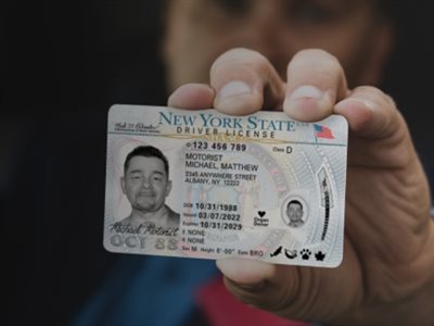 EEUU amenaza con quitar fondos a NY por licencias comerciales