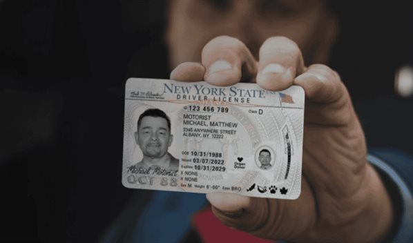 EE. UU. amenaza con quitar fondos a Nueva York por dar licencias comerciales a no ciudadanos