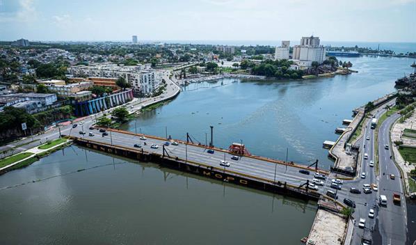 El puente flotante estará cerrado por dos horas este sábado por el paso de embarcación