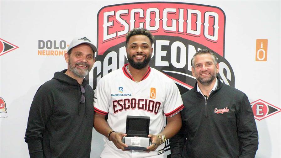 Junior Caminero recibe junto a sus compañeros, los anillos del campeonato 2024-25 Junior Caminero recibe junto a sus compañeros, los anillos del campeonato 2024-25