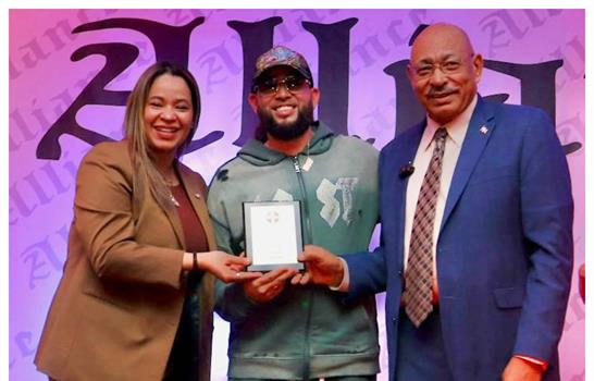 Looch Bodega recibe reconocimiento por su labor artística y comunitaria en Canadá