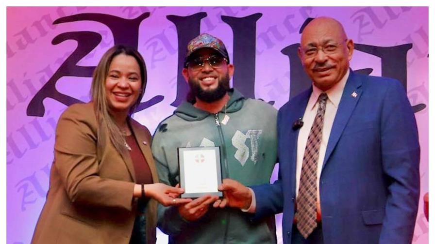 Looch Bodega recibe reconocimiento por su labor artística y comunitaria en Canadá Looch Bodega recibe reconocimiento por su labor artística y comunitaria en Canadá