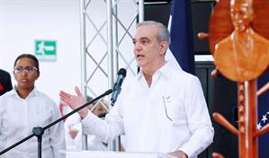 Abinader destaca rol de la Armada en la lucha contra el narcotr&aacute;fico durante almuerzo navide&ntilde;o