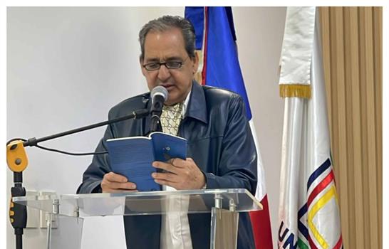 Pastor De Moya presenta su poemario "Álgebra de peces" en la Universidad del Caribe