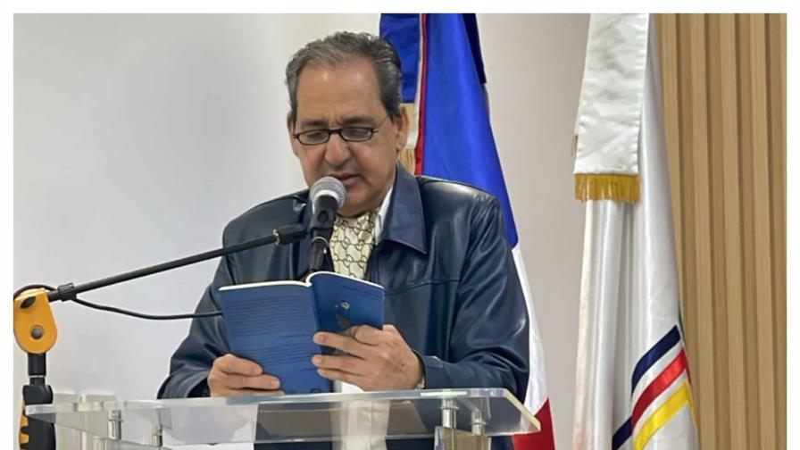 Pastor De Moya presenta su poemario "Álgebra de peces" en la Universidad del Caribe Pastor De Moya presenta su poemario "Álgebra de peces" en la Universidad del Caribe