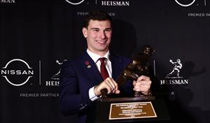 Fernando Mendoza, de descendientes cubanos, es el mejor jugador de f&uacute;tbol americano colegial en 2025