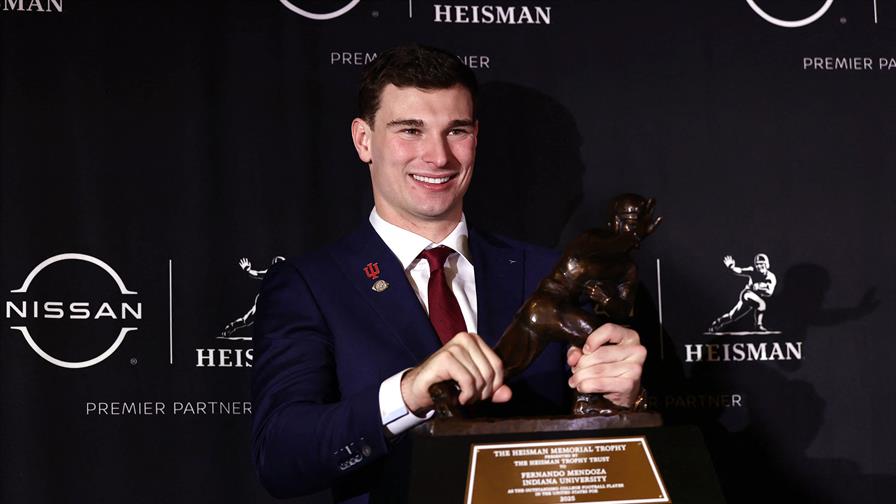 Fernando Mendoza, de descendientes cubanos, es el mejor jugador de fútbol americano colegial en 2025 Fernando Mendoza, de descendientes cubanos, es el mejor jugador de fútbol americano colegial en 2025