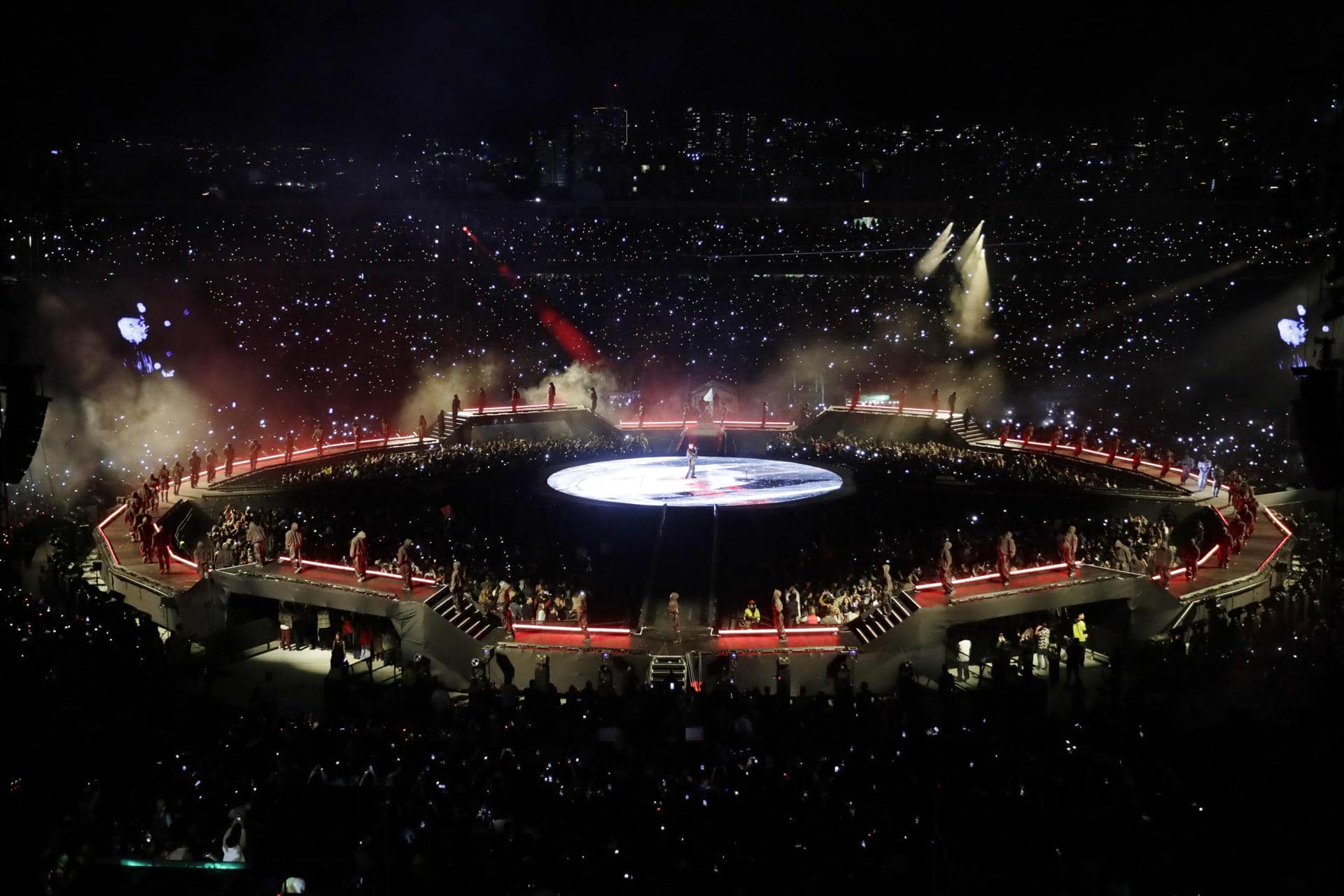 El reguetonero colombiano J Balvin se presenta en el concierto 'Made in Bogotá' en el Estadio el Campín este sábado, en Bogotá (Colombia).