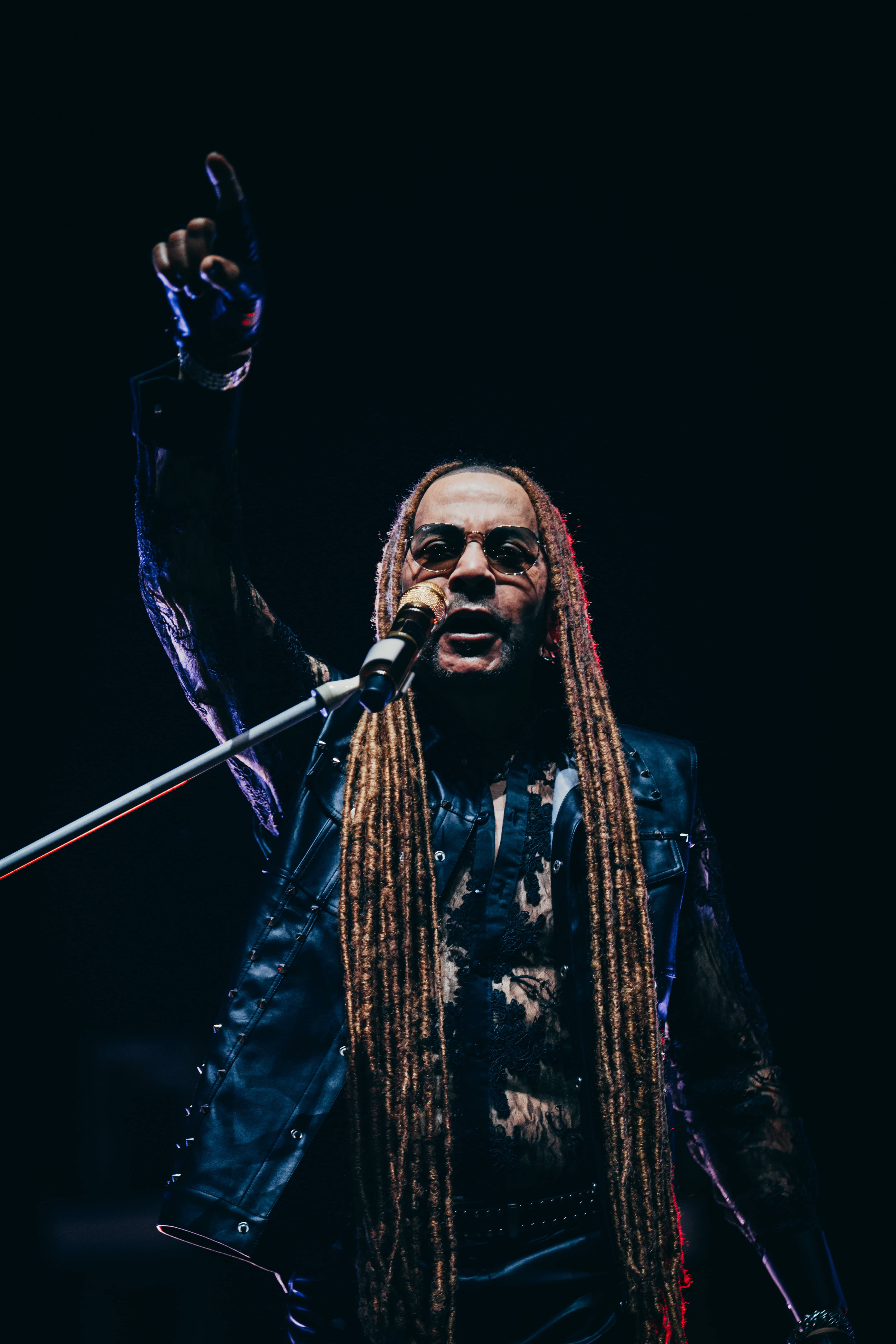 Toño Rosario durante su participación en el concierto de Rauw Alejandro, celebrado en el parque Eugenio María de Hostos, en Santo Domingo.<br>