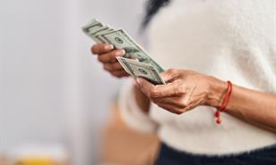 Dominicanos recurren a aplicaciones de env&iacute;o dinero para evitar pagar el nuevo impuesto a remesas