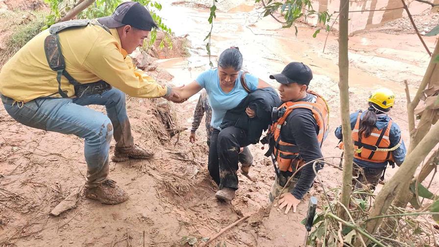 Lluvias causan una inusual crecida de ríos e inundaciones en la mayor región de Bolivia Lluvias causan una inusual crecida de ríos e inundaciones en la mayor región de Bolivia