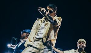 Rauw Alejandro llena de ritmo caribeño el parque Eugenio María de Hostos